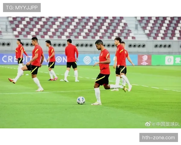 “波鸿主力中卫伤缺，球队防守体系受考验，混合防守演练计划被迫调整”